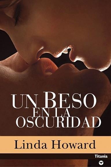 BESO EN LA OSCURIDAD, UN | 9788495752864 | HOWARD, LINDA | Llibreria L'Illa - Llibreria Online de Mollet - Comprar llibres online